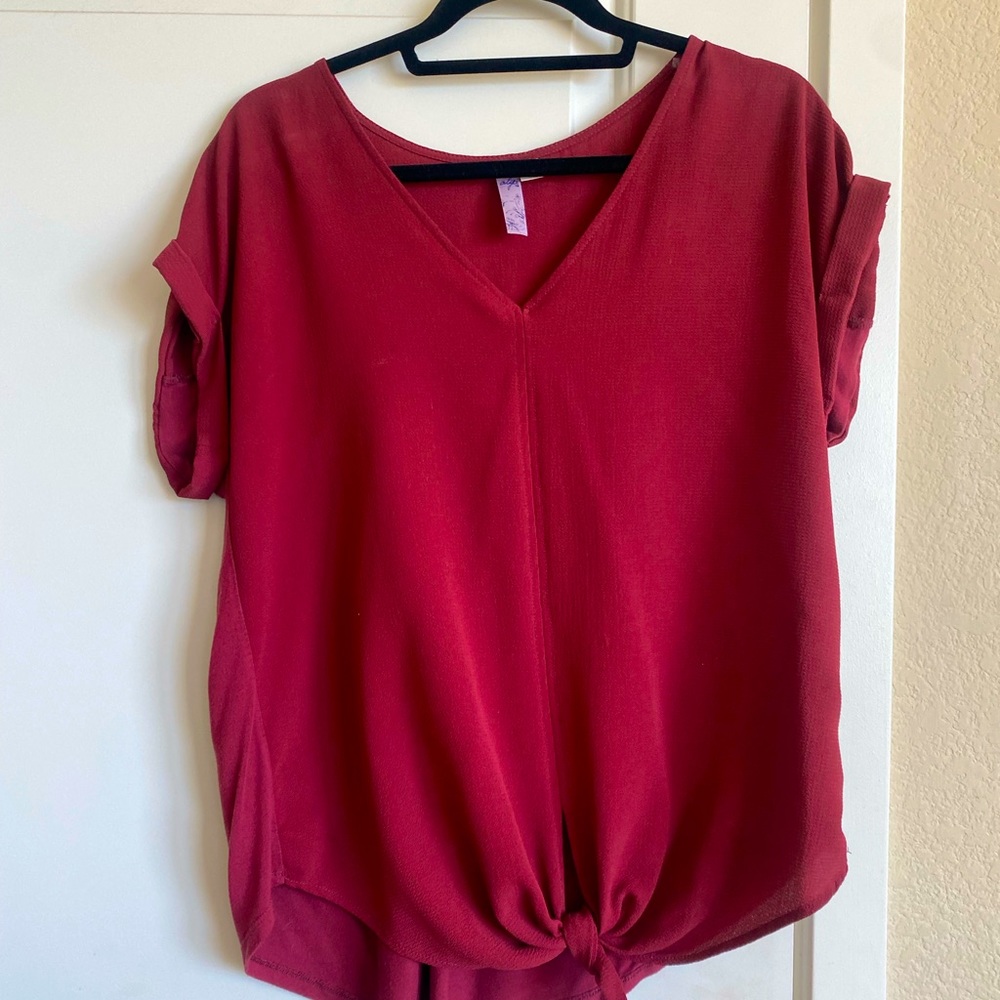 Alya: Red short sleeve v-neck